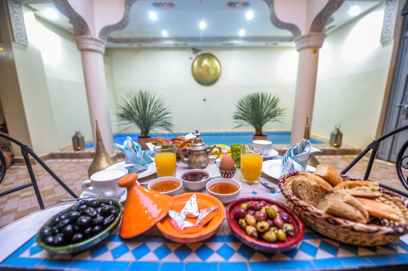 Marokkanisches Frühstück mit Minztee, Oliven und Brot am Pool
