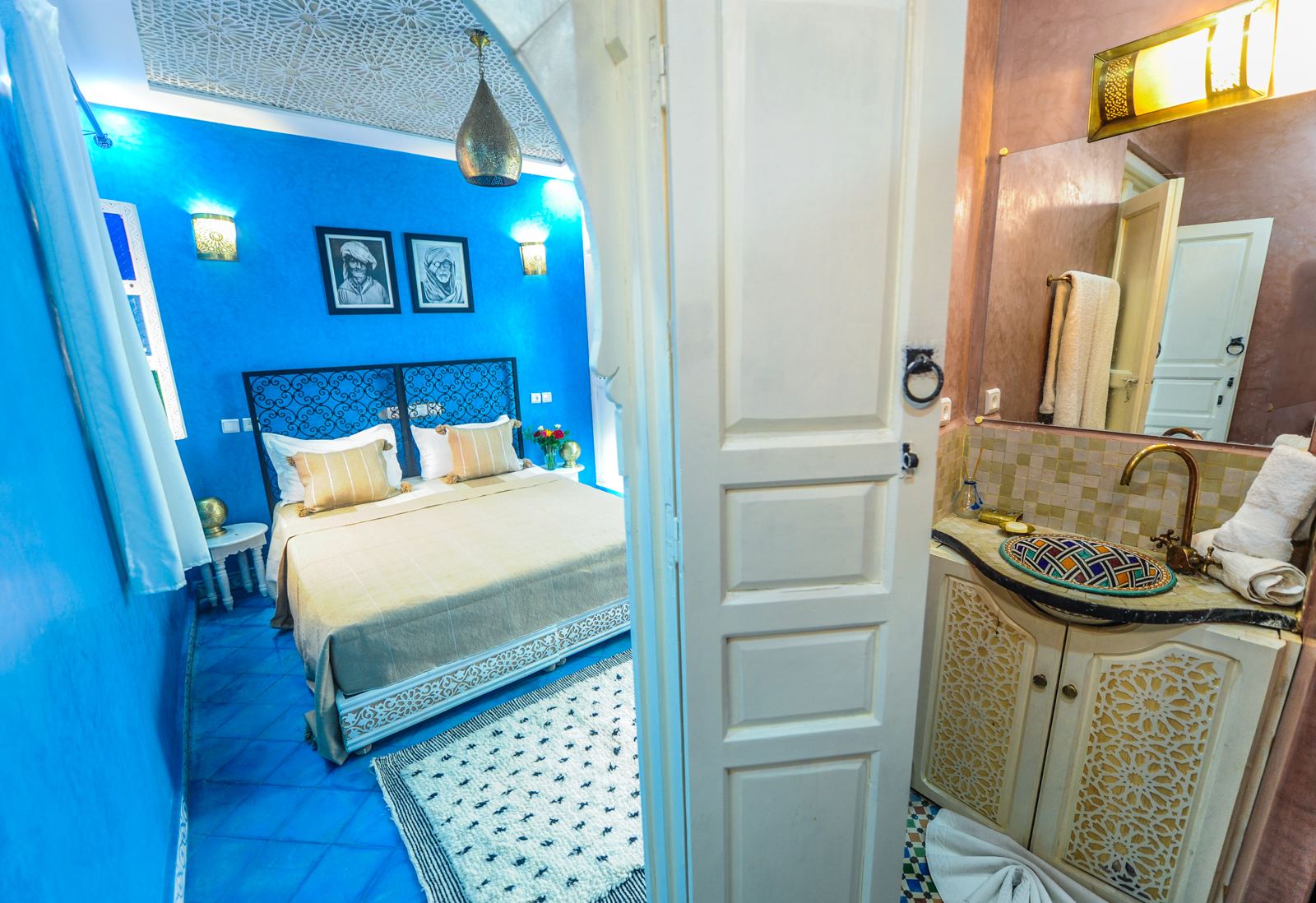 Zimmer Ranya mit blauen Wänden und geschmiedetem Bett